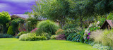 Fototapeta Kwiaty - Zielony trawnik w pięknym ogrodzie