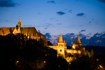 Canvas Print - HUNGARY, Budapest. View of Fisherman's Bastion and the Matthias Church from Castle Hill. 