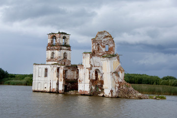 Canvas Print - Russia, Typical river views between Goritzy & Kizhi Island, White Lake area. Old church in ruins along the river banks.