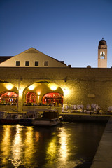 Canvas Print - CROATIA, Dubrovnik. Tourists dining at a restaurant. 