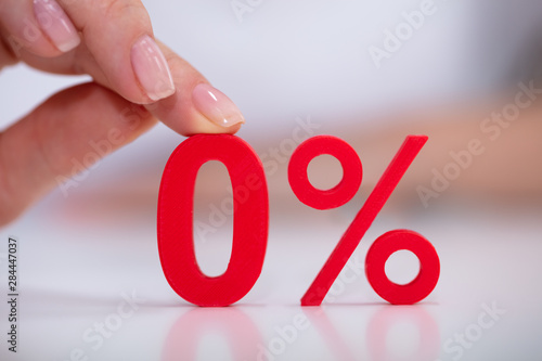 Fotografía Woman Holding Zero Percentage Icon