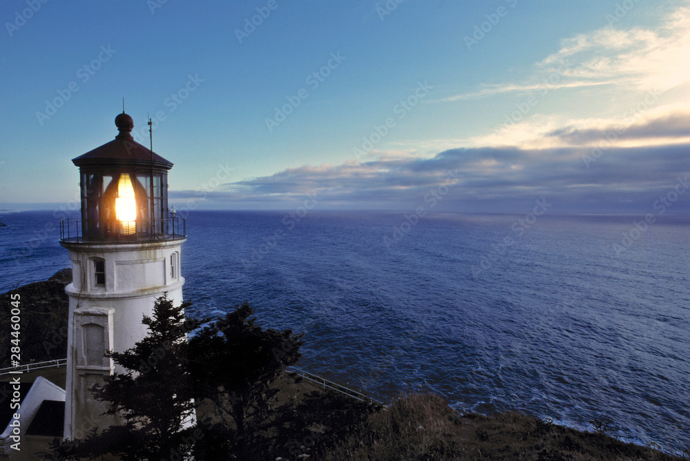 USA, Oregon, Heceta Head. The lighthouse at Heceta Head warns ships of the rocky Oregon coast. - obrazy, fototapety, plakaty 