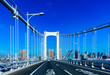 [交通イメージ] 夏休みに首都高速を走行しレインボーブリッジを通って千葉から東京都心を目指すシーン