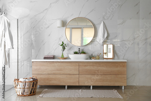 Fotografía Modern bathroom interior with stylish mirror, vessel sink and glass shower stall