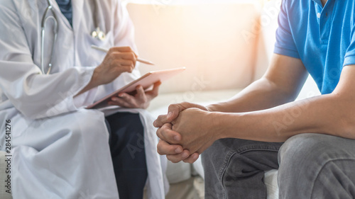 Fotomural Men's health exam with doctor or psychiatrist working with patient having consul