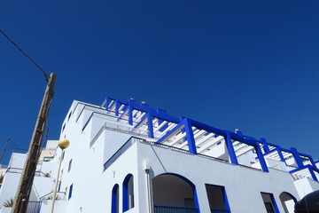 Poster - Balcons en terrasse. Blanc et bleu.