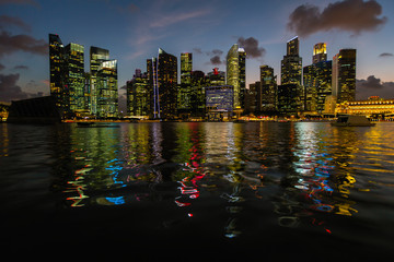 Wall Mural - Night view of the financial district Marina Bay in Singapore.