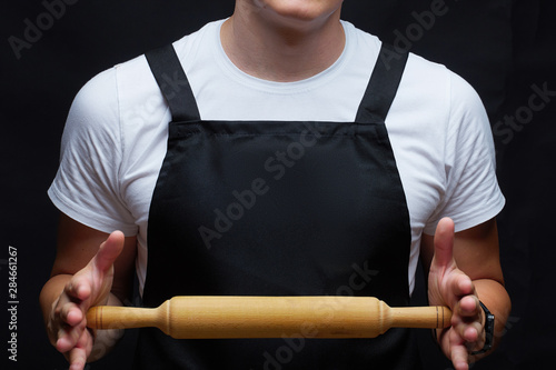 Fotografía Guy dressed in apron with rolling pin.