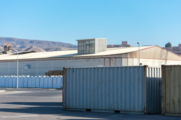 Canvas Print - Contenedores de carga en terminal maritima,transporte intermodal.