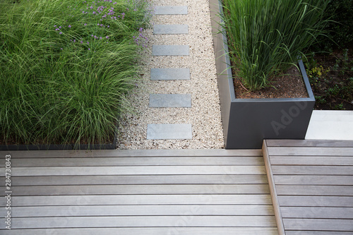 Moderne Garten- und Terrassengestaltung im Materialmix: Terrassen aus