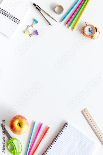 Fotomural Student accessories frame on pupil's desk white background top view mockup