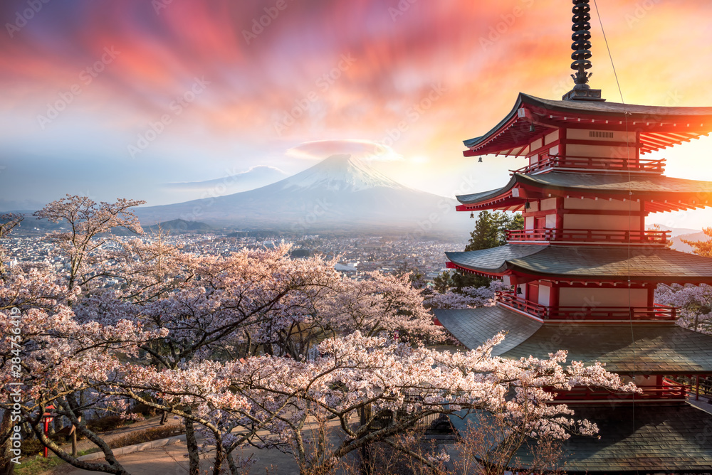 fujiyoshida-japonia-piekny-widok-na-gore-fuji-i-pagode-chureito-o-zachodzie-slonca-japonia-na-wiosne-z-wisniowych-kwiatow