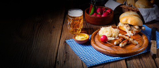 Wall Mural - rustic  Nürnberger bratwurst with sauerkraut and roll