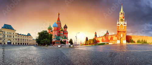 Fotomural Panorama in Moscow at sunrise, Red square with saint Basil in Russia