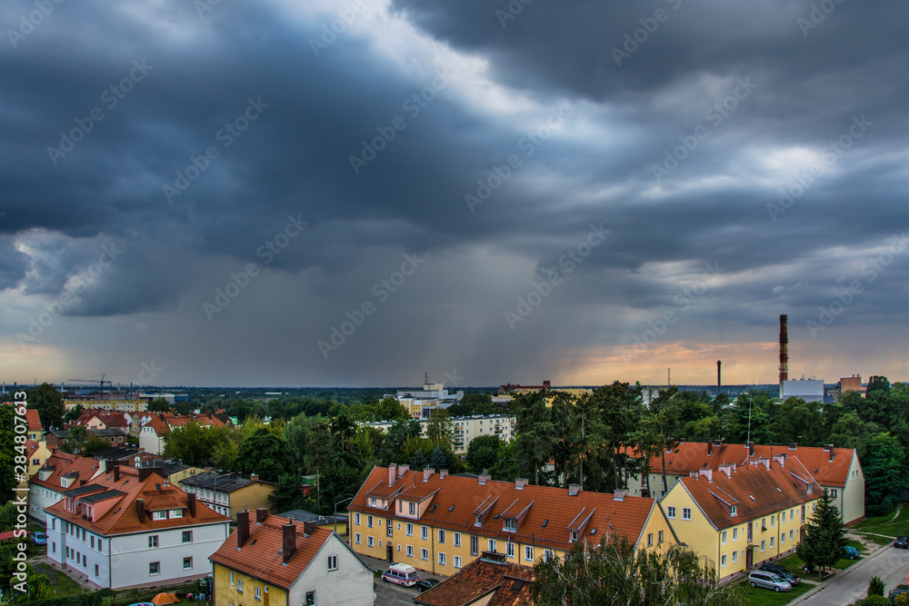 Burzowa chmura nad miastem, Elblag. Polska - obrazy, fototapety, plakaty 