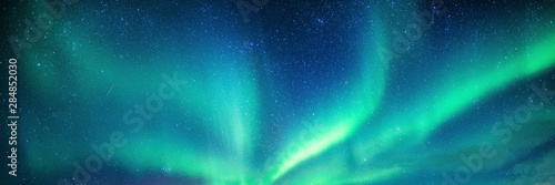 Fototapeta na szkło Zorza polarna, zorza polarna z gwiaździstym na nocnym niebie