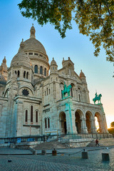 Wall Mural - Famous basilica Sacre-Coeur at Montmartre in Paris