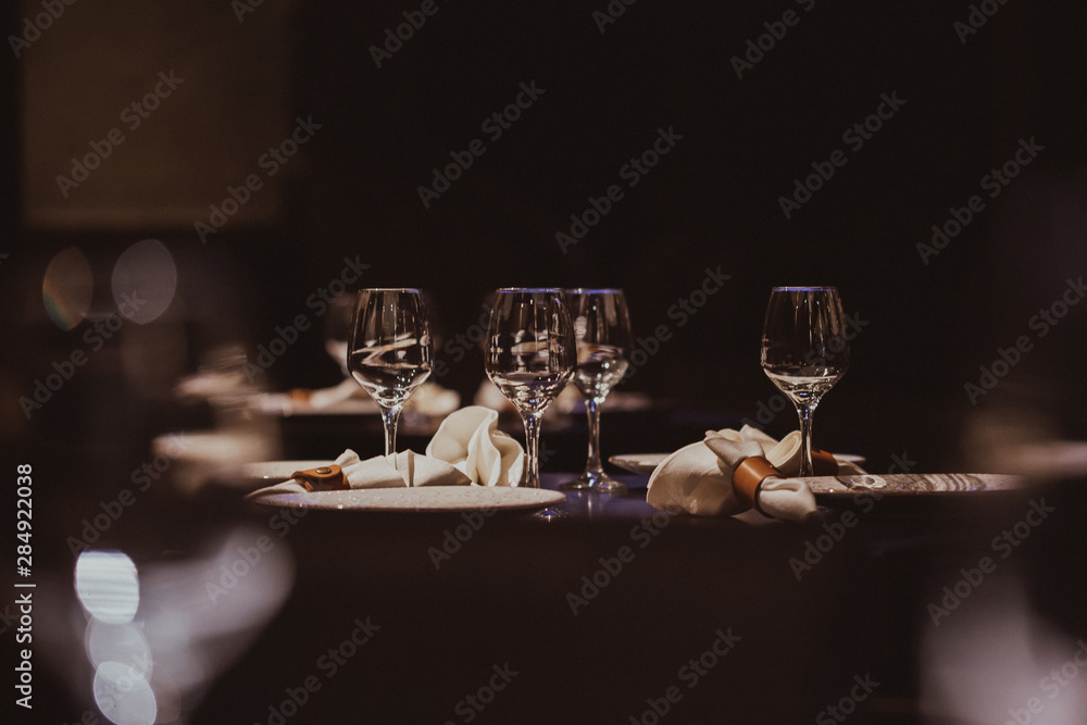 Empty glasses set in restaurant - obrazy, fototapety, plakaty 