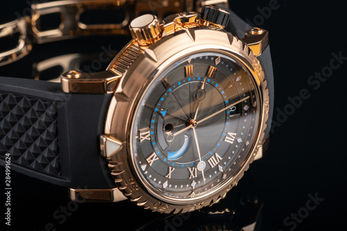 Fotografía close up view of nice man's wrist watch on black background