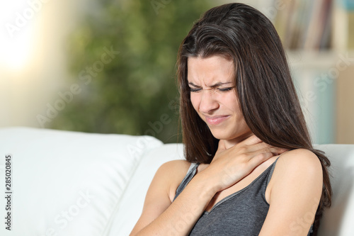 Fotografía Woman suffering throat ache sitting at home