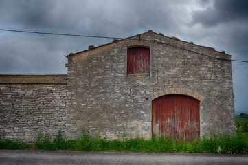 Wall Mural - casa de piedra y cielo nuboso en HDR