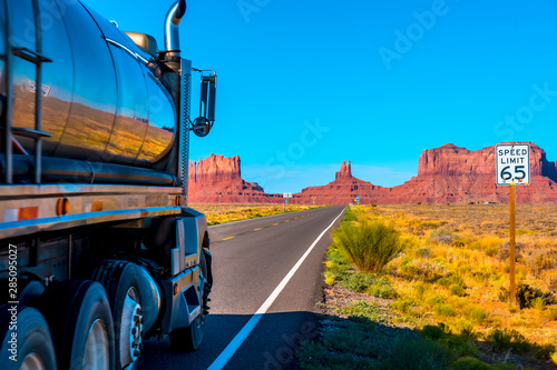 Obraz Dibond Ciężarówka przy drodze z żółtymi liniami Monument Valley w stanie Utah