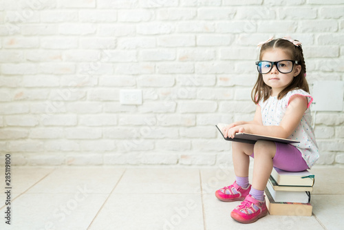 Fotomural Geeky Little Kid Increasing Her Knowledge With Books