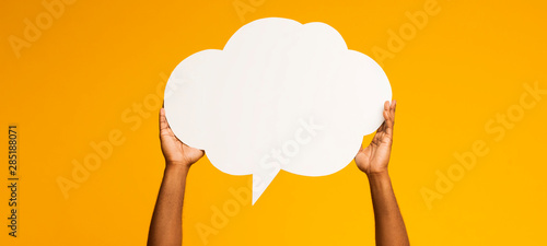 Fotografía Inspired black man having idea, holding blank speech bubble