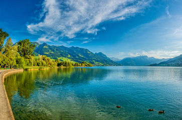 Sarnersee vor der Uferpromenade in Sarnen