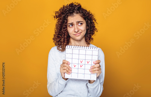 Cuadros en Lienzo Young woman holds calendar period of menstruation the marks days.