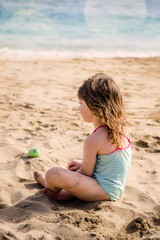 Poster - Magnifique jeune fille jouant dans le sable