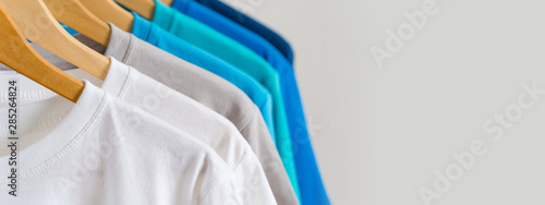 Fotografía Close up of Colorful t-shirts on hangers, apparel background