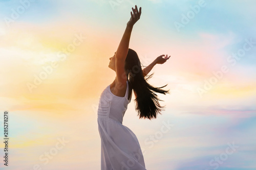 Cuadros en Lienzo Young woman enjoying summer day against sky. Freedom of zen