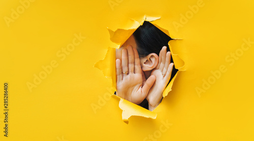 Fotomural Female ear and hands close-up