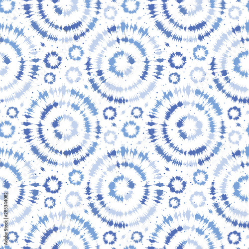 Dekoracja na wymiar  indygo-niebieski-shibori-tie-barwnik-sunburst-kolo-tla-wzor-na-bialym-tle-tkanina-batikowa-w-japonskim-stylu-urozmaicony-dla-probki-mody-letniej