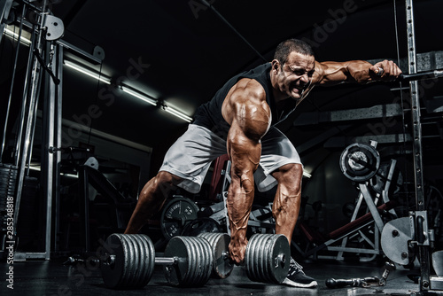 Cuadros en Lienzo Hard Core Bodybuilding. Bodybuilder ready to lift heavy dumbbell