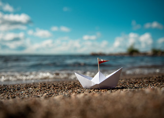 Poster - Papierschiff am Strand