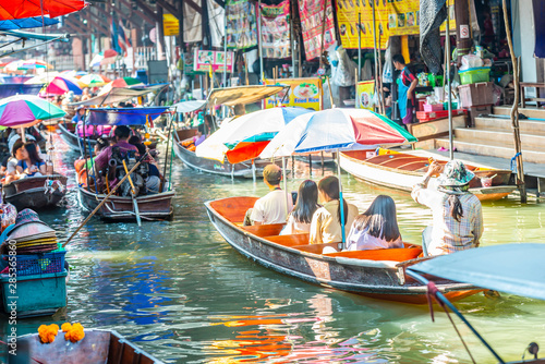 Fotomural Damnoen Saduak Floating Market, tourists visiting by boat, located in Bangkok, Thailand