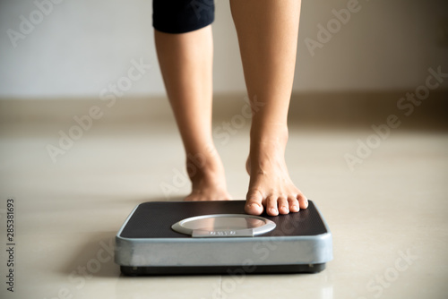 Cuadros en Lienzo Female leg stepping on weigh scales