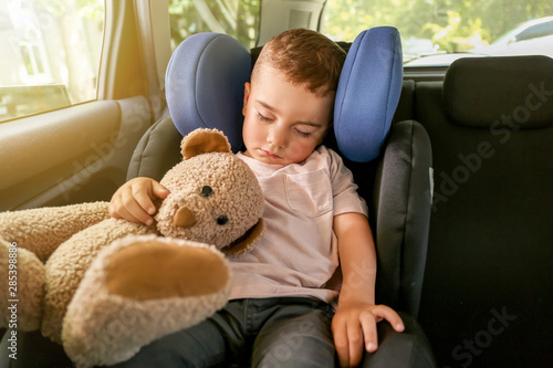 Cuadros en Lienzo Baby boy sleeping on car safety seat