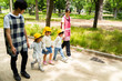 公園で遊ぶ保育士と園児たち