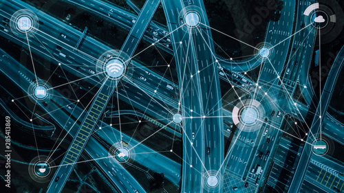 Fotografía Smart transportation and intelligent communication network of things, wireless connection technologies for courier service business