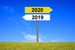 Schild Wegweiser Jahr 2019 und 2020