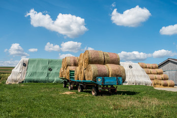 Canvas Print - Beladener Anhänger mit Strohrollen