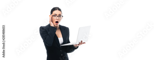 Photo panoramic shot of shocked businesswoman holding laptop while looking at camera i