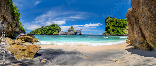 Foto-Lamellenvorhang - Panorama of paradise tropical beach with small island and perfect azure clean water (von Taiga)
