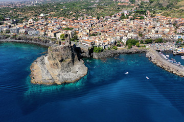 Sicilia-Città di Acicastello-Vista del castello sul mare e scogliera