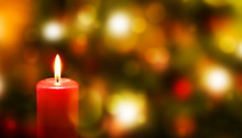 Rote Kerze Vor Weihnachtlichem Hintergrund Mit Unscharfen Lichtern, Weihnachtskarte Konzept Mit Textfreiraum