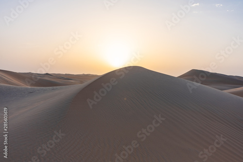 Vászonkép  Arabische Sandwüste bei Sonnenaufgang