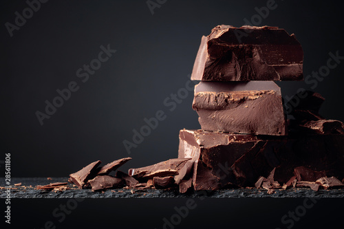 Fotomural Black chocolate on a dark background.